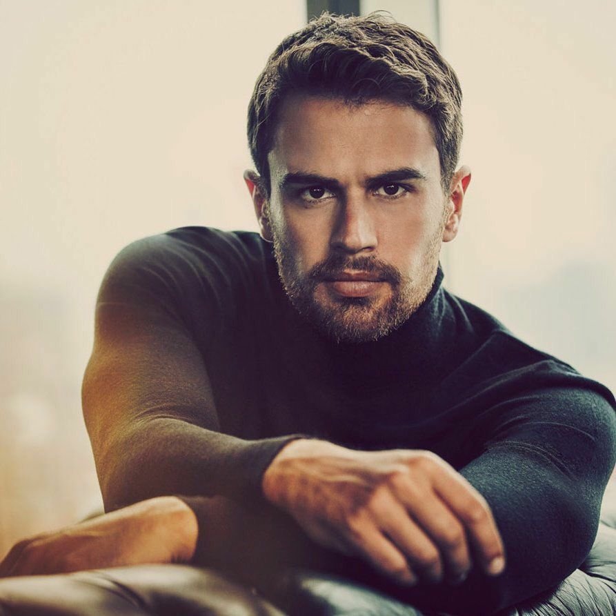 Тео Джеймс 2019