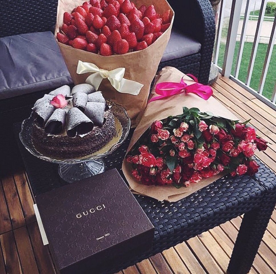 Букет в руках мужчины