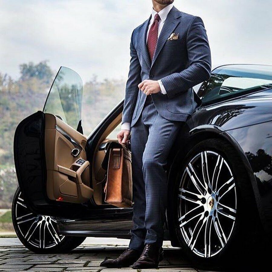 Богатый мужчина в костюме