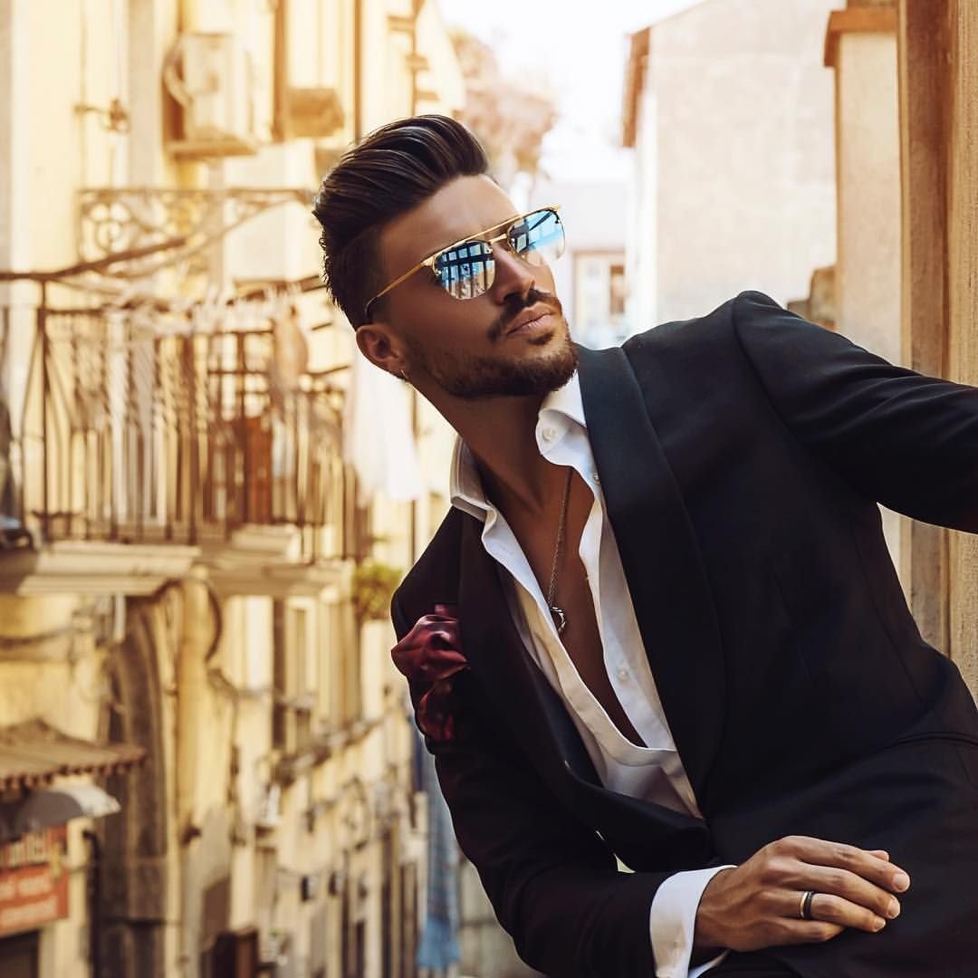 Богатый стильный мужчина