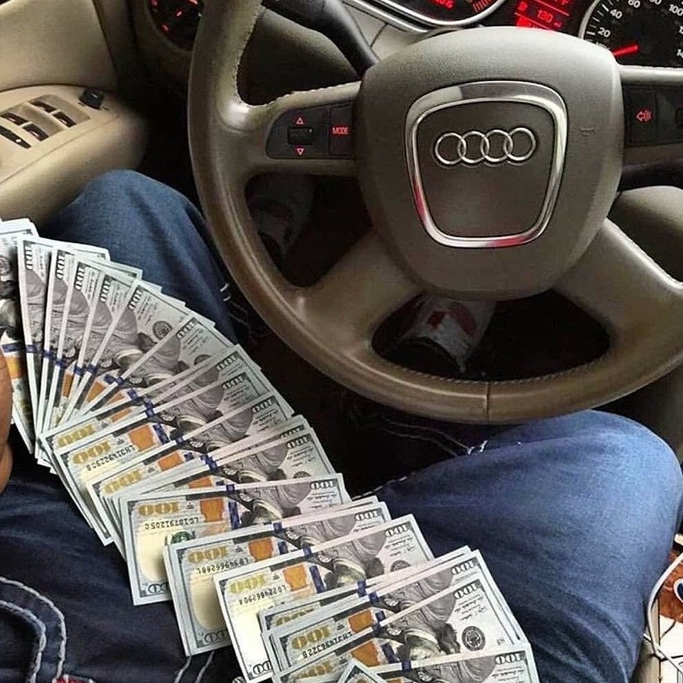 Деньги в машине