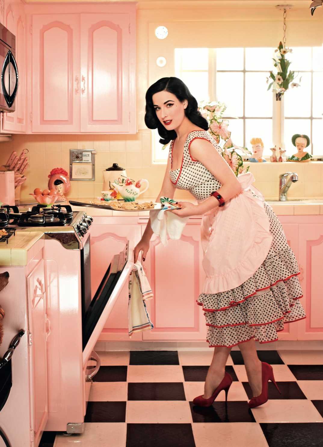 Дита фон Тиз на кухне