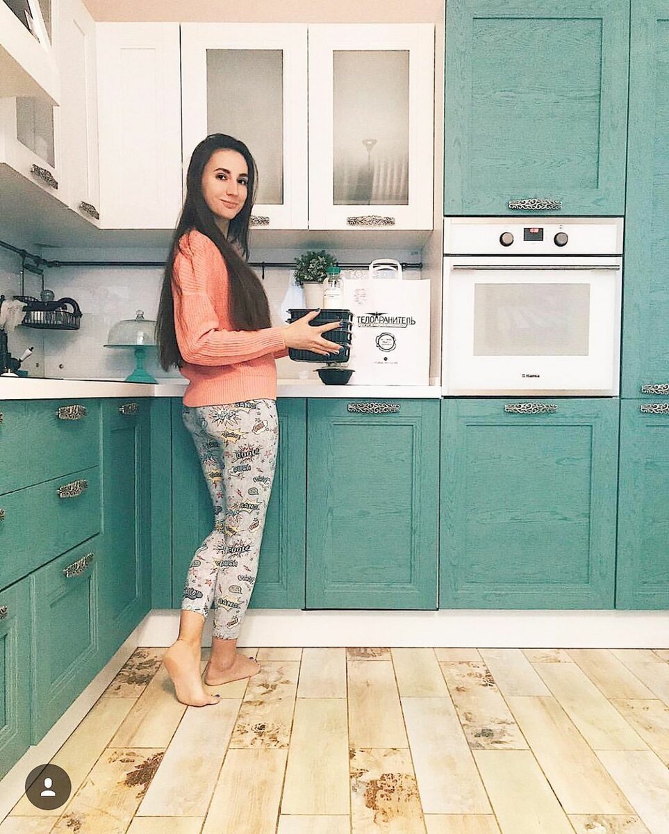 Шикарная женщина на кухне