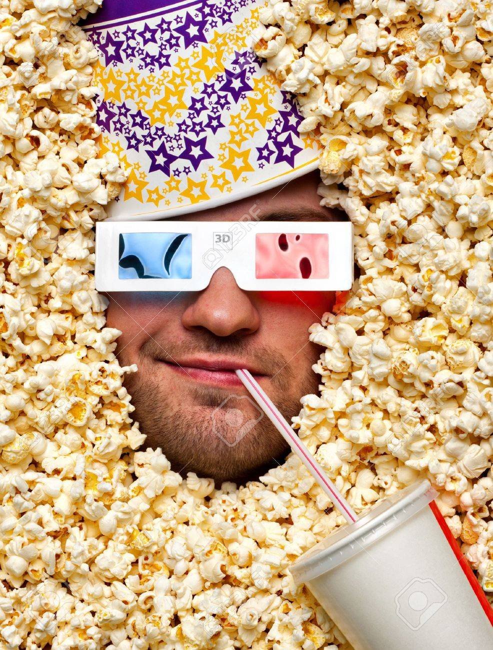 Человек с попкорном