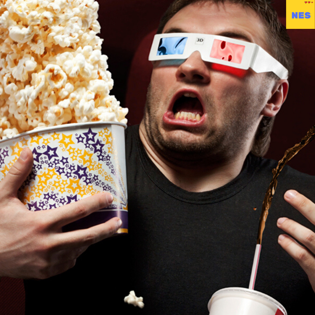 Мужик с попкорном в кинотеатре