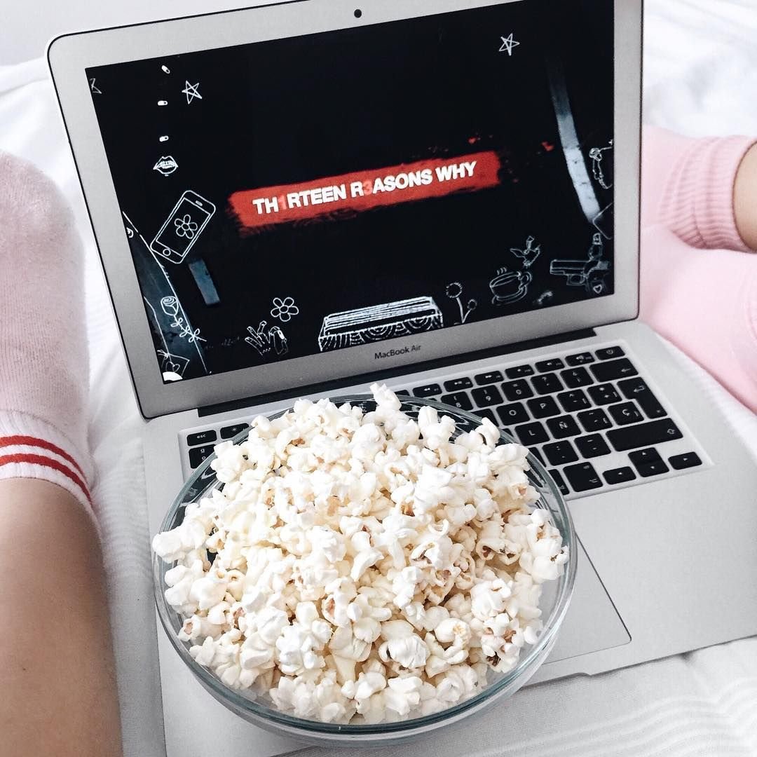 Ноутбук и попкорн
