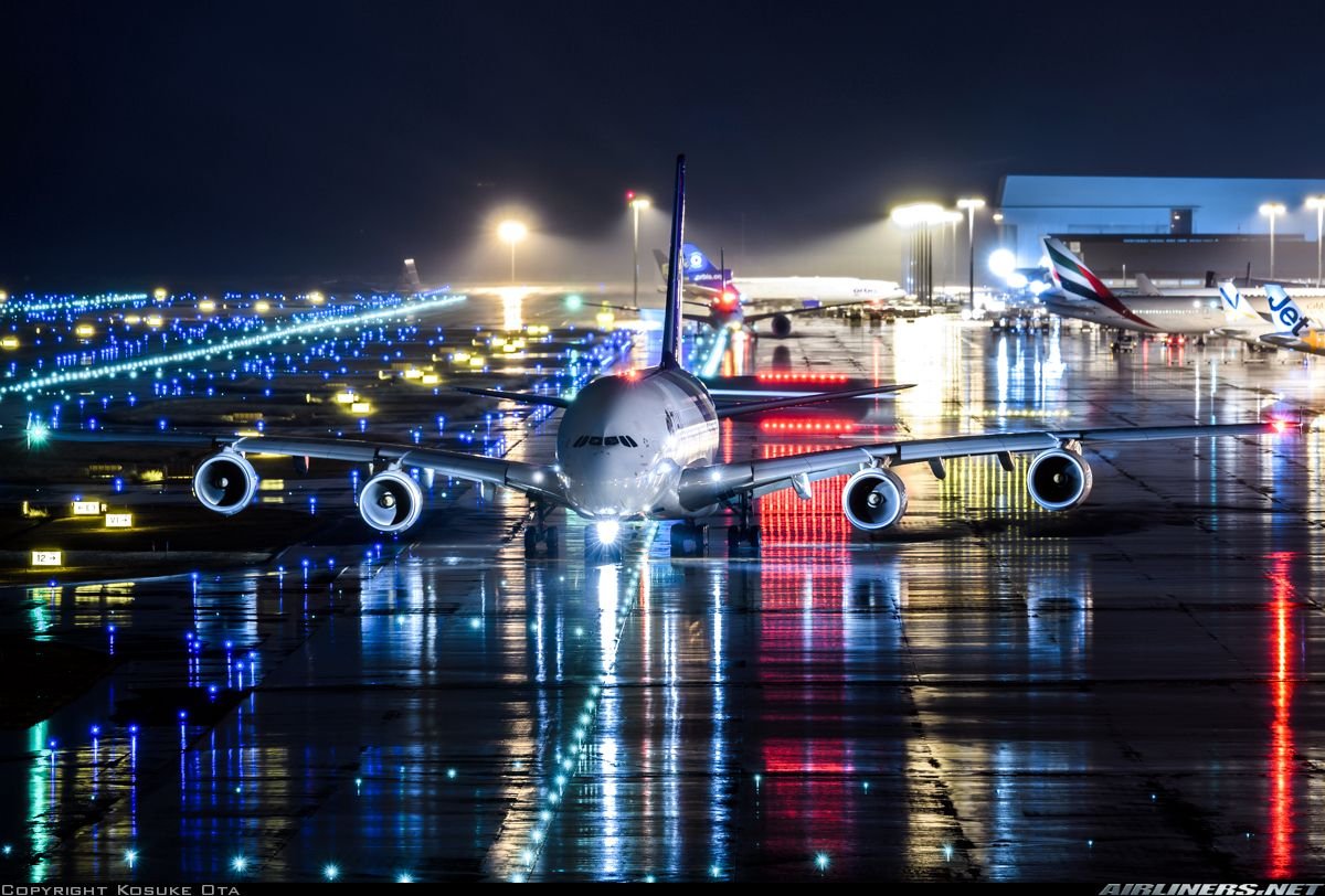Airbus 380 ночью