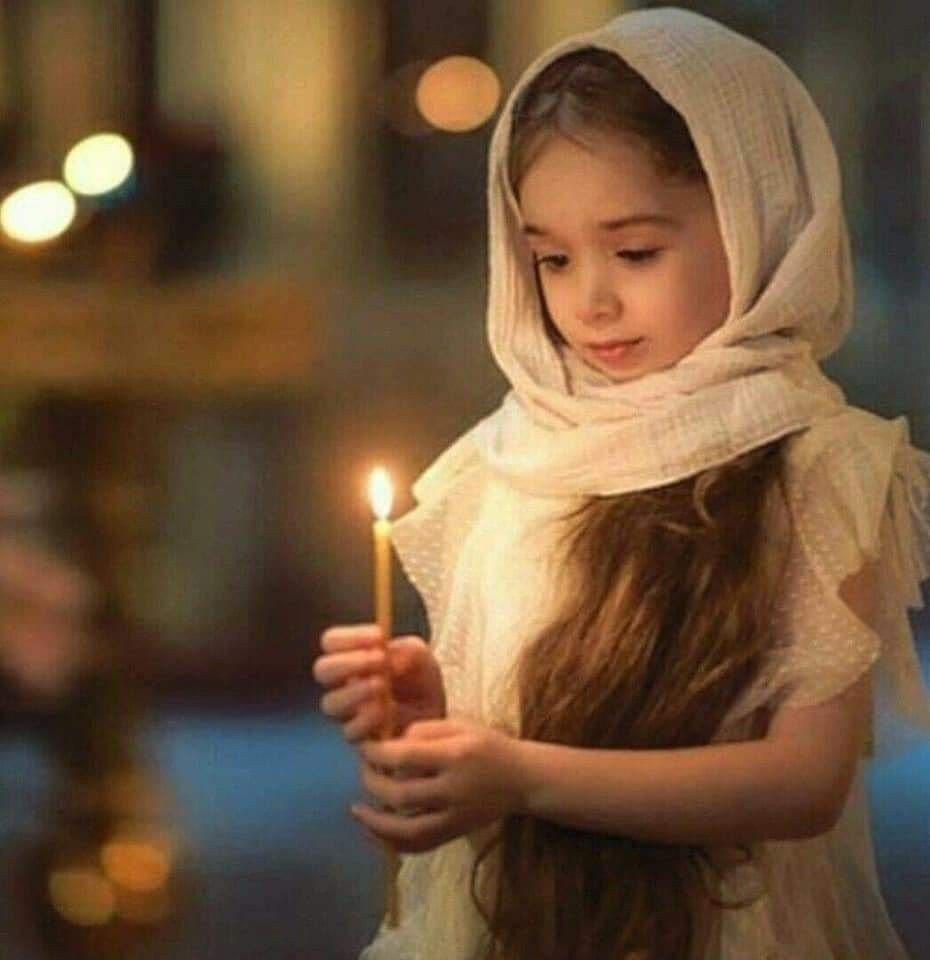 Девочка в храме с свечкой