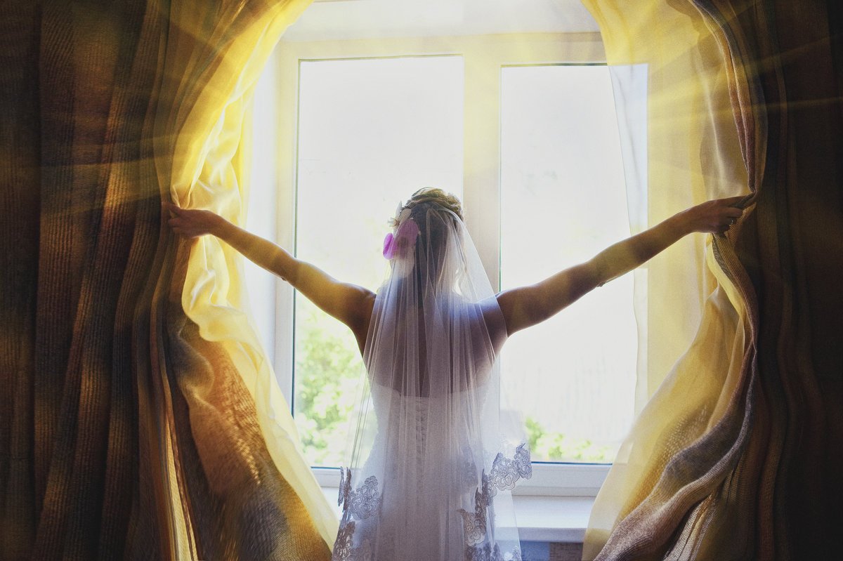 Девушка открывает окно в новую жизнь