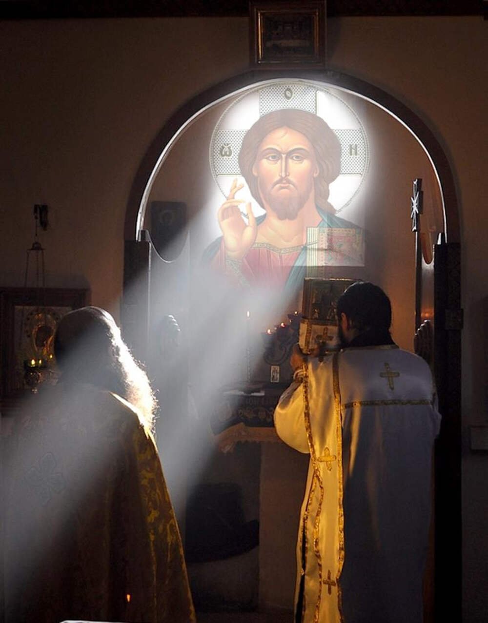 Человек у иконы Спасителя