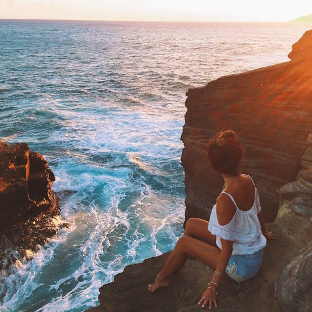 Девушка возле моря со спины