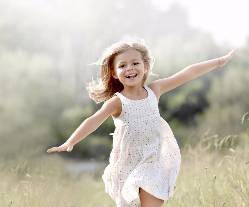 Радостная девочка