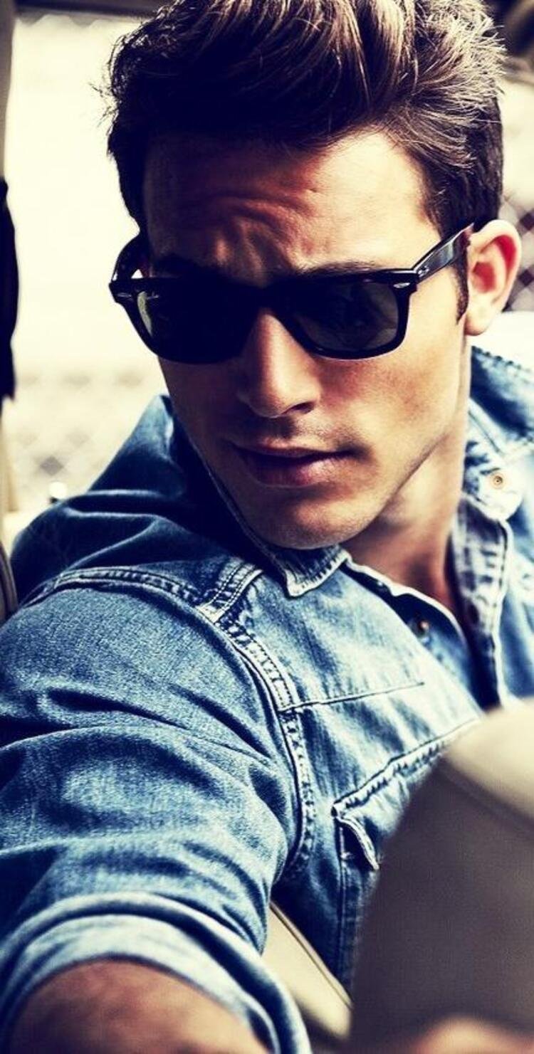 Человек в капюшоне без лица