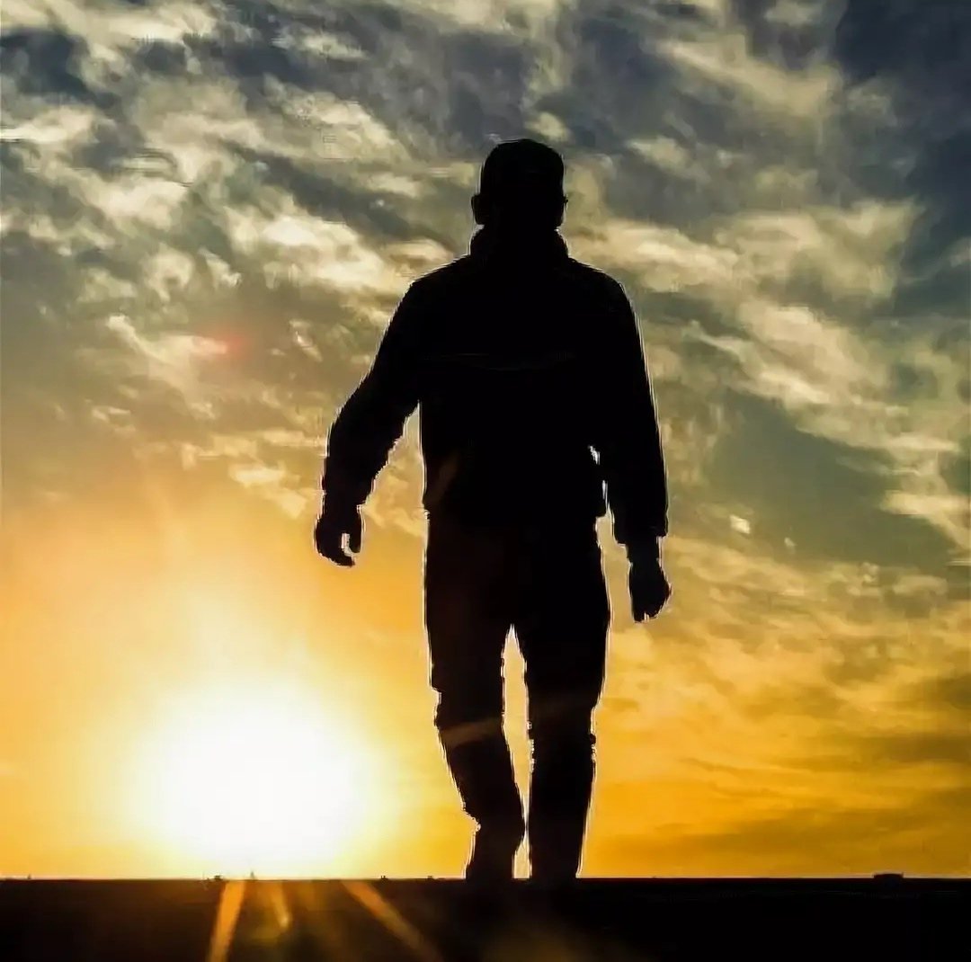 Человек уходящий в закат