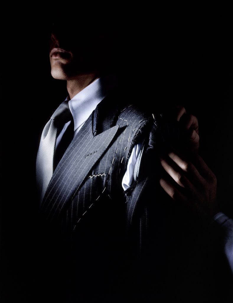 Парень курит