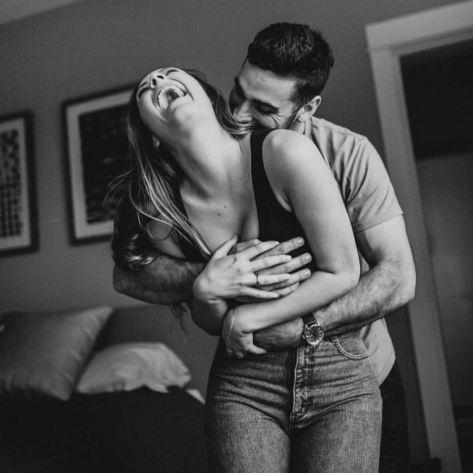 Девушка на руках у мужчины