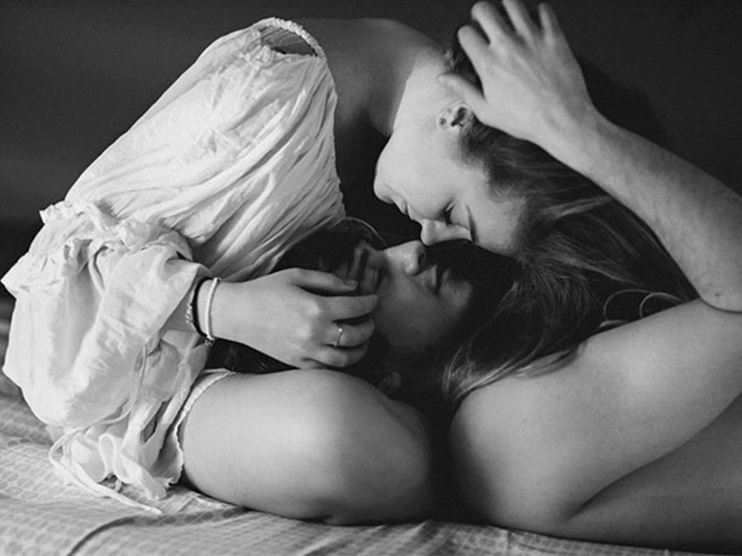 Нежные объятия влюбленных