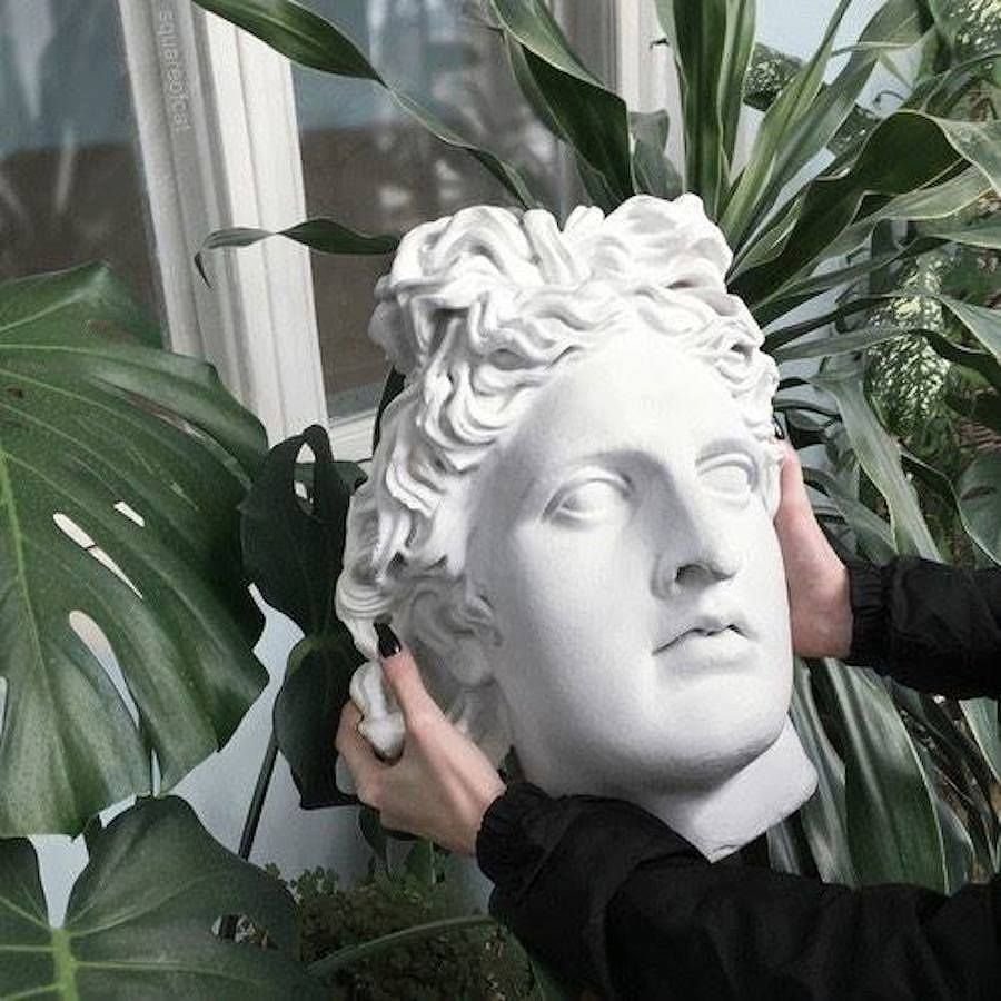 Статуя с цветами