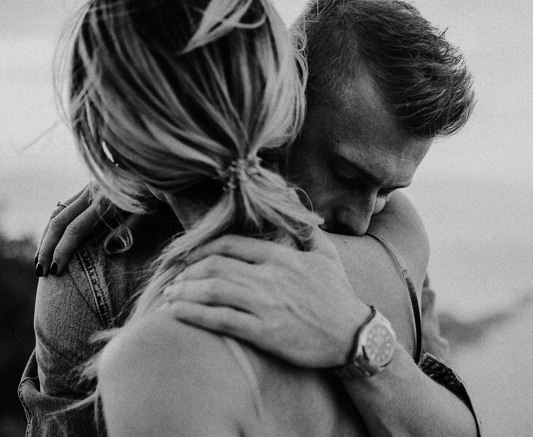 Парень сильно обнимает девушку