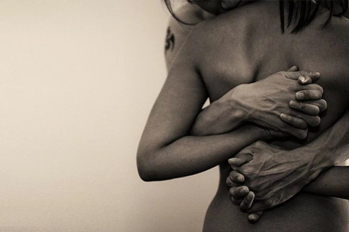 Обнимает девушку сзади