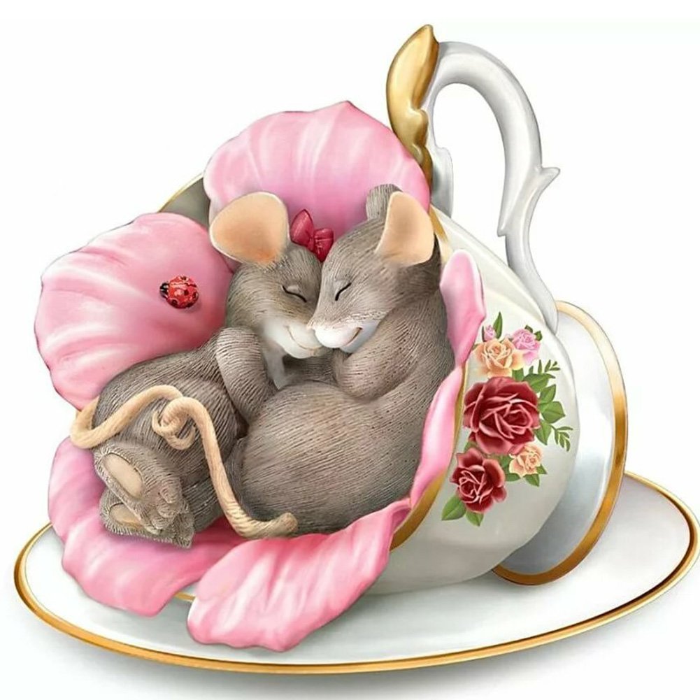 Мышка в чашке