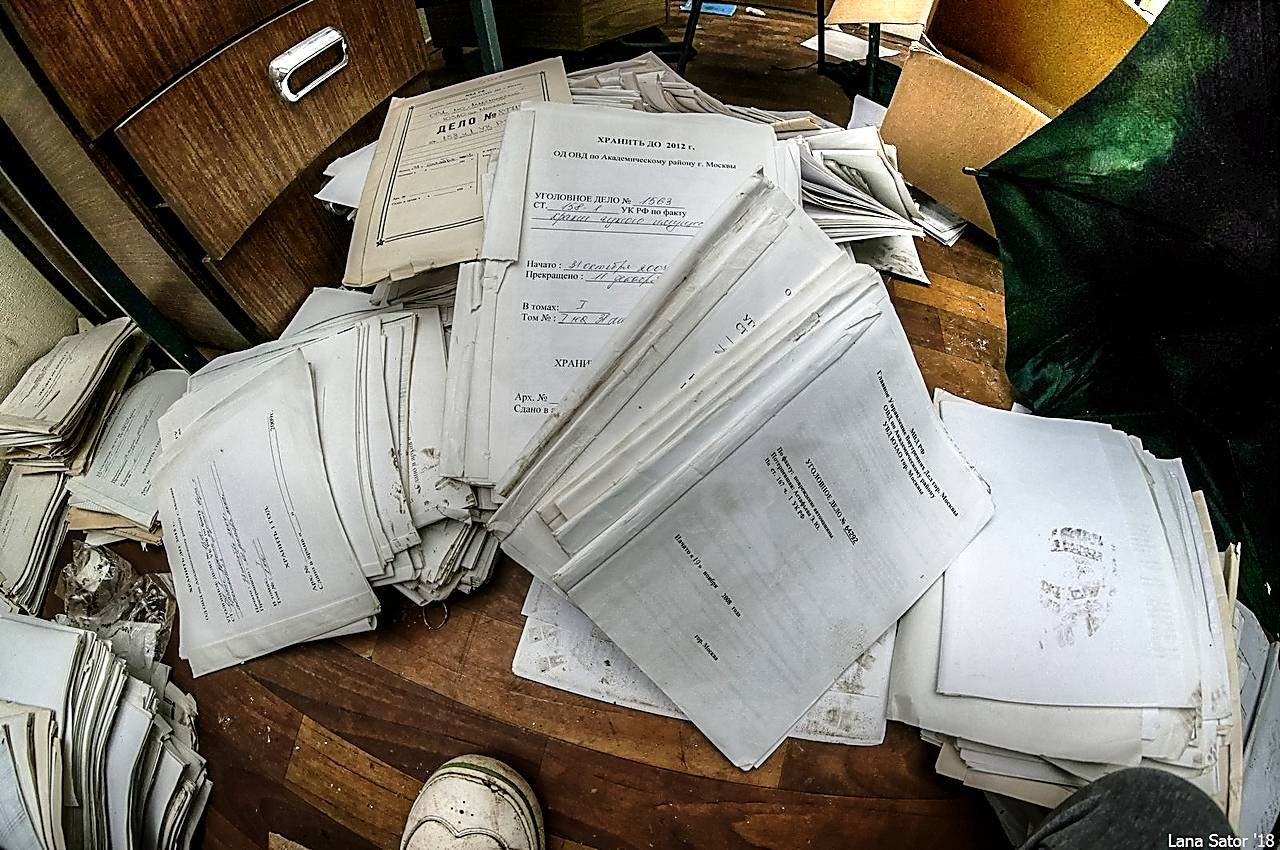 Уголовное дело оригинал. Бумаги на столе. Рабочий стол с бумагами. Стол заваленный бумагами. Много документов.