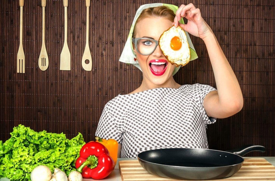 Девушка на кухне