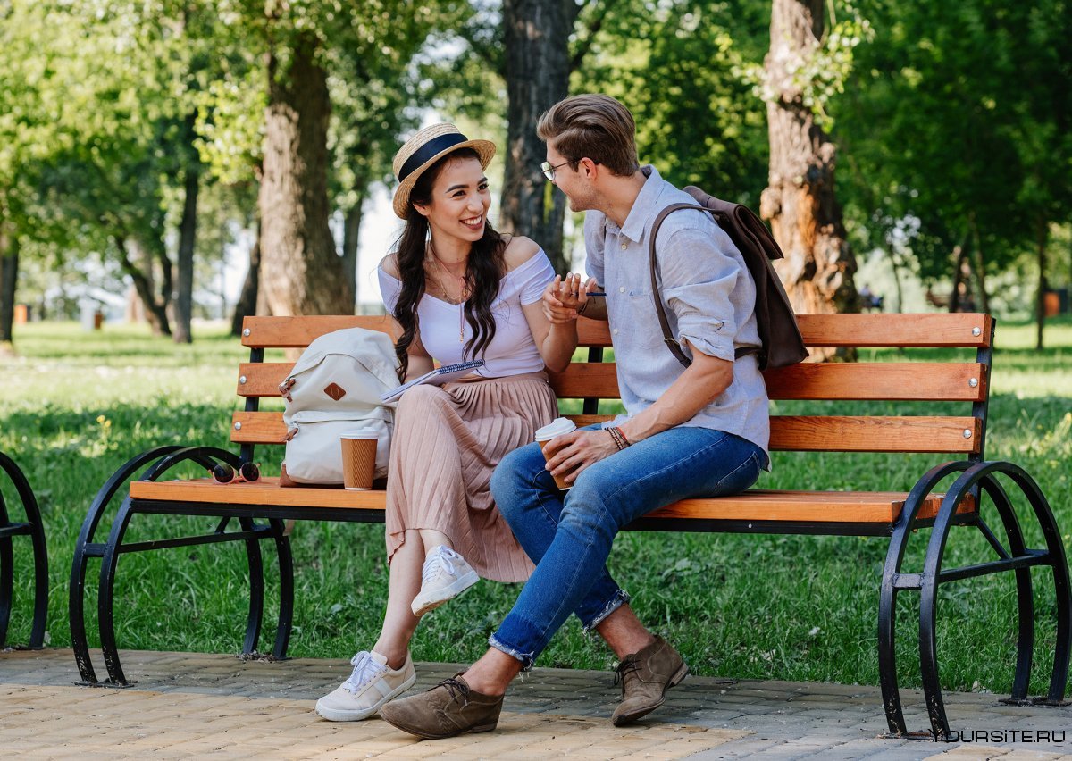 Парень и девушка на скамейке