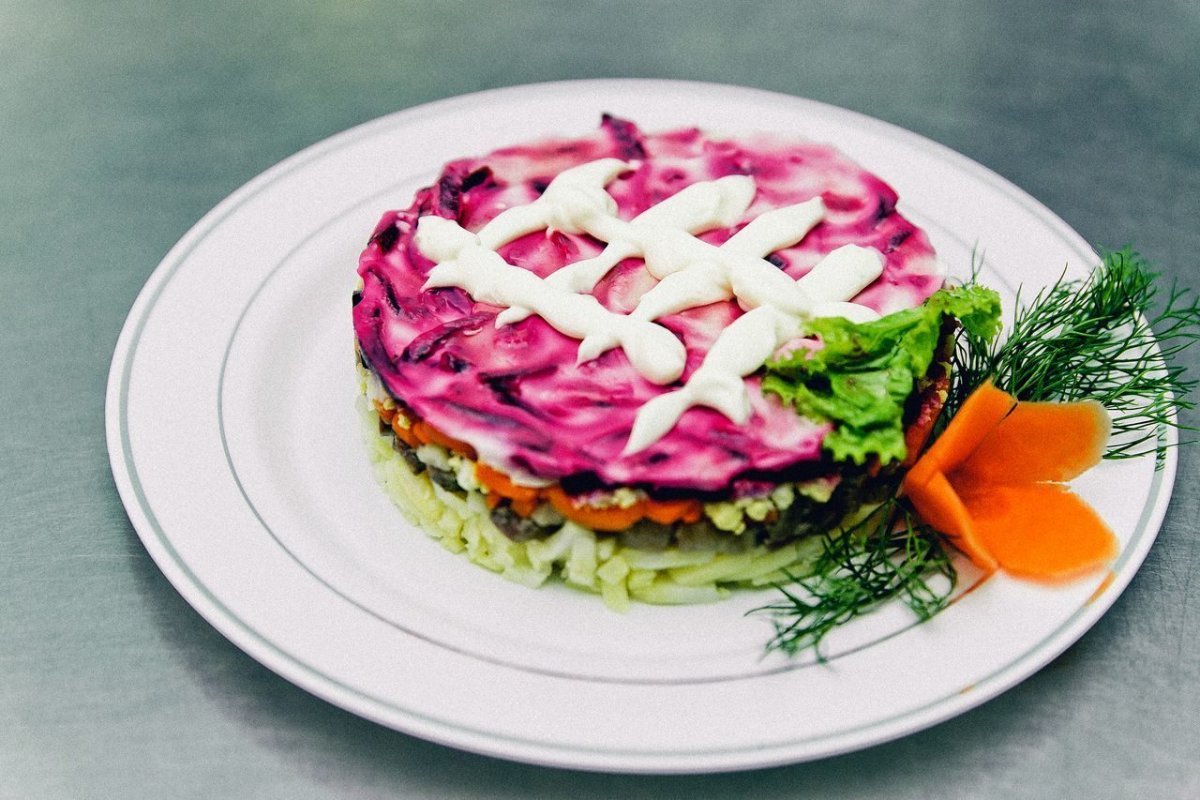 Тарелка для селедки под шубой