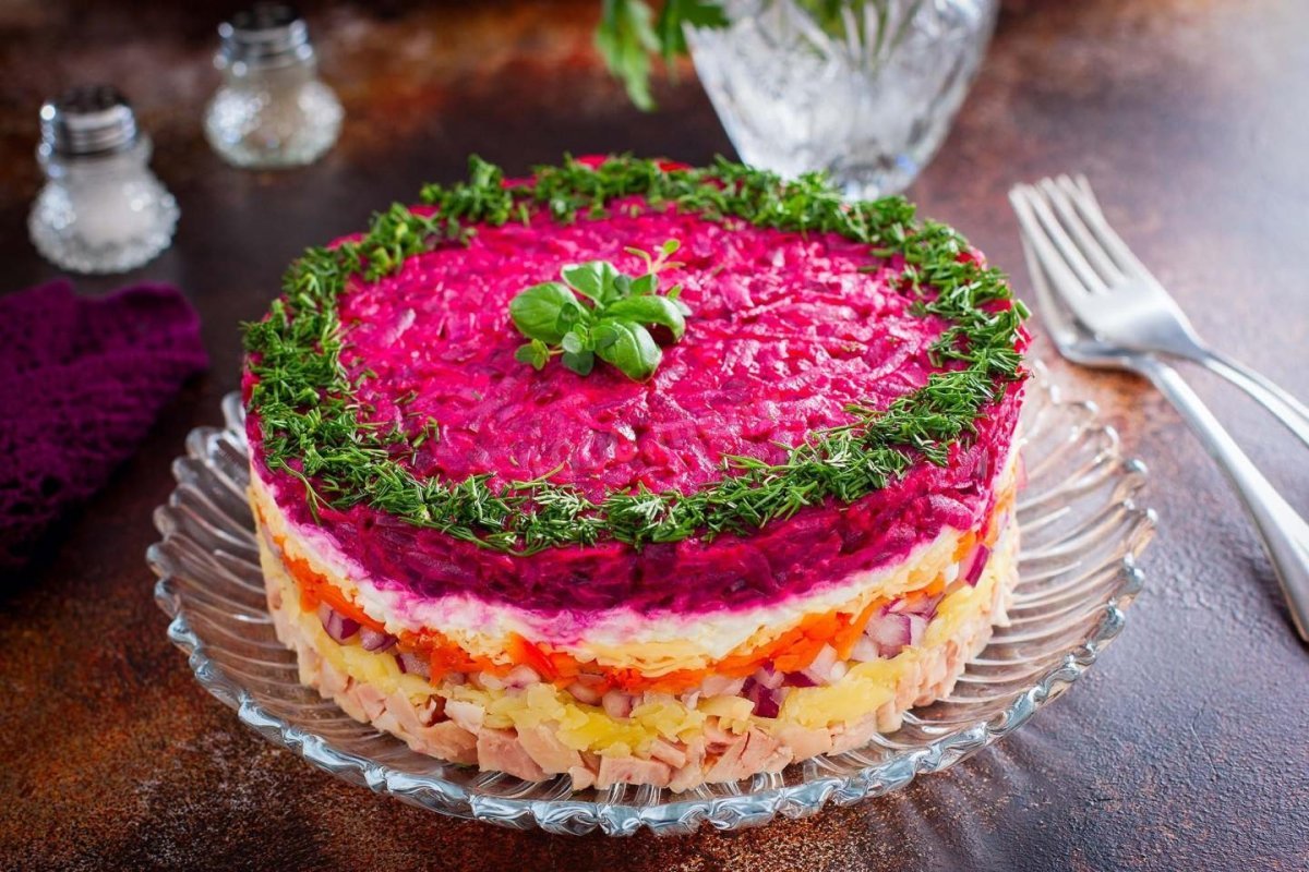 Торт с пельменями и селедкой под шубой