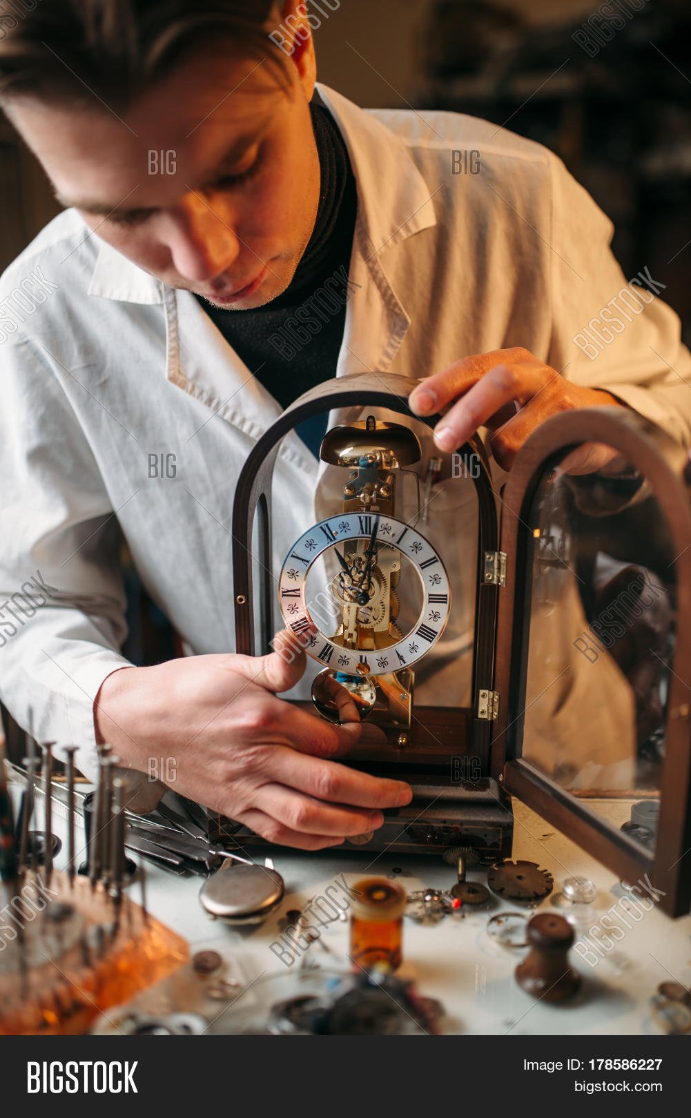 Мальчик с часами мультяшный