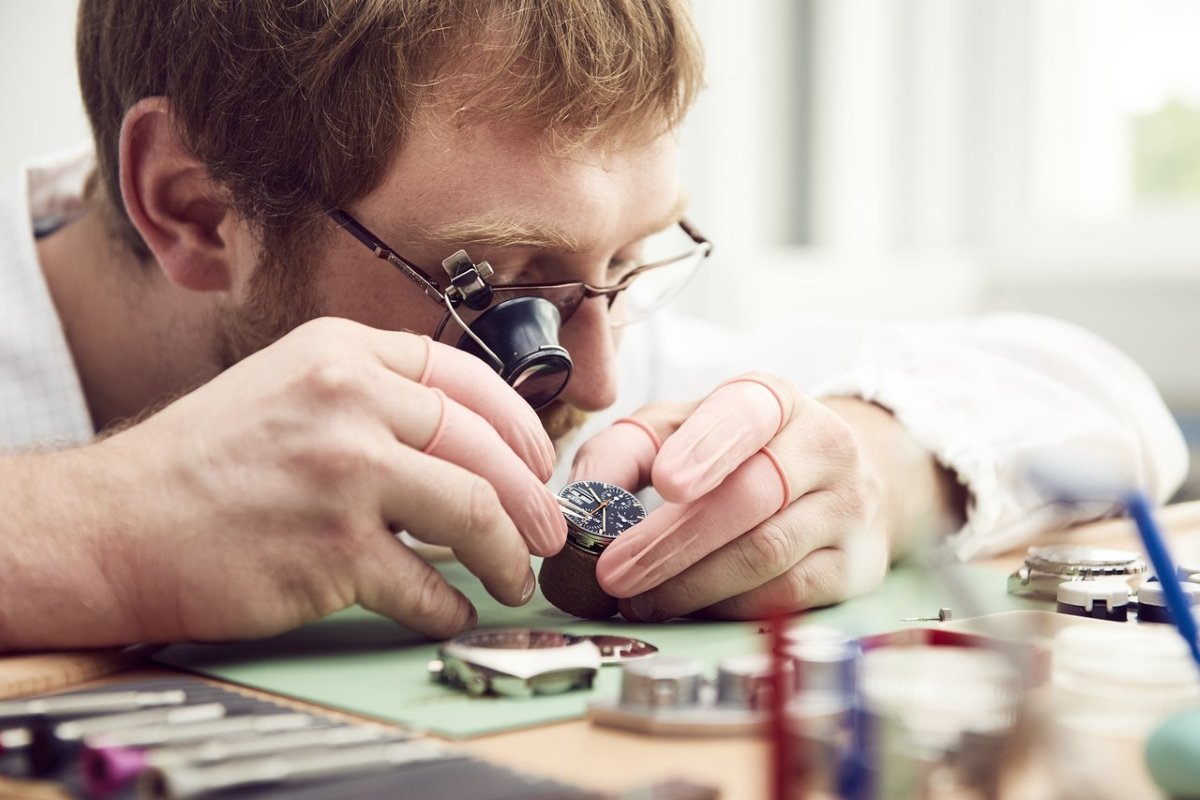 Часовщик в мастерской