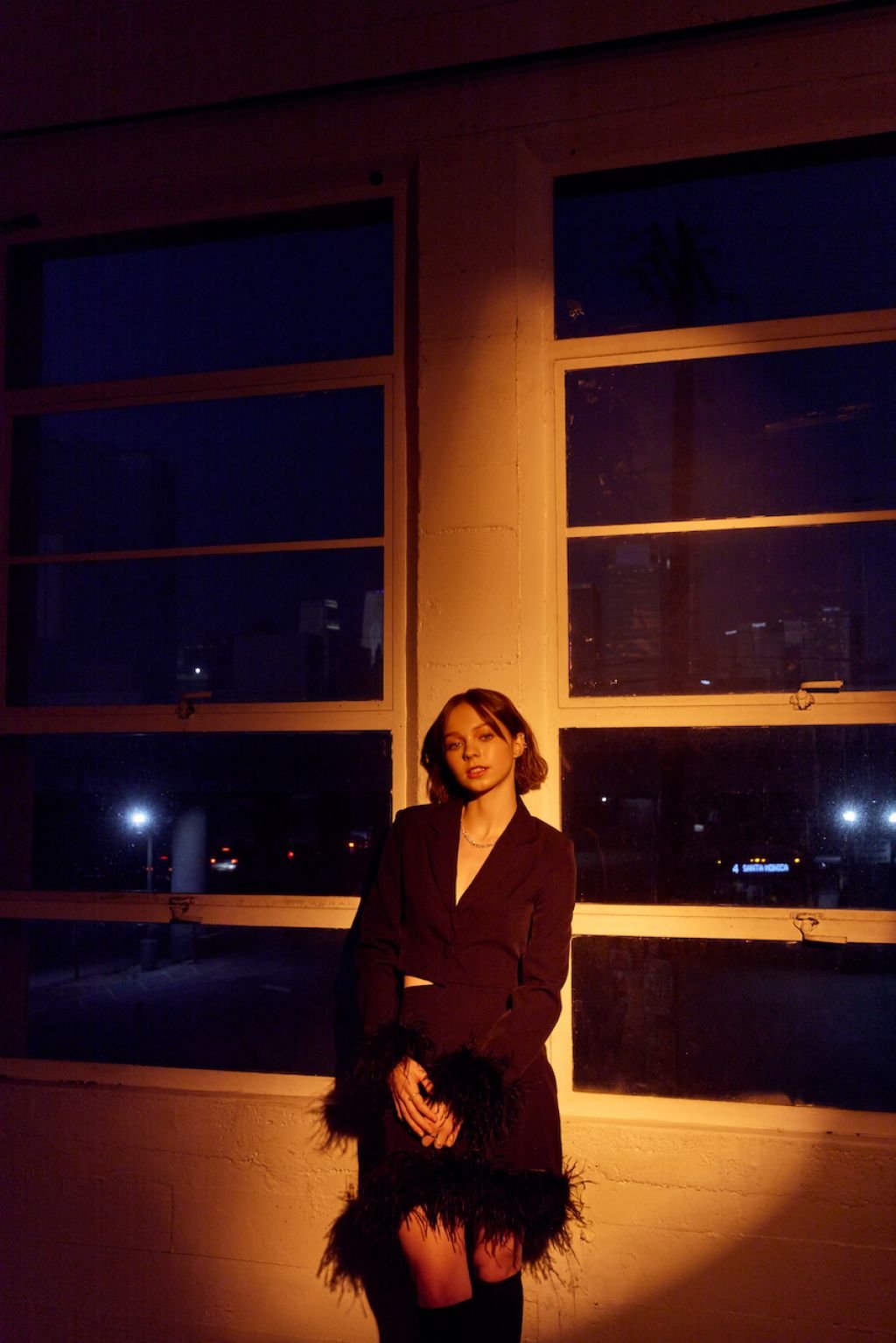 Эмма Майерс со съемок