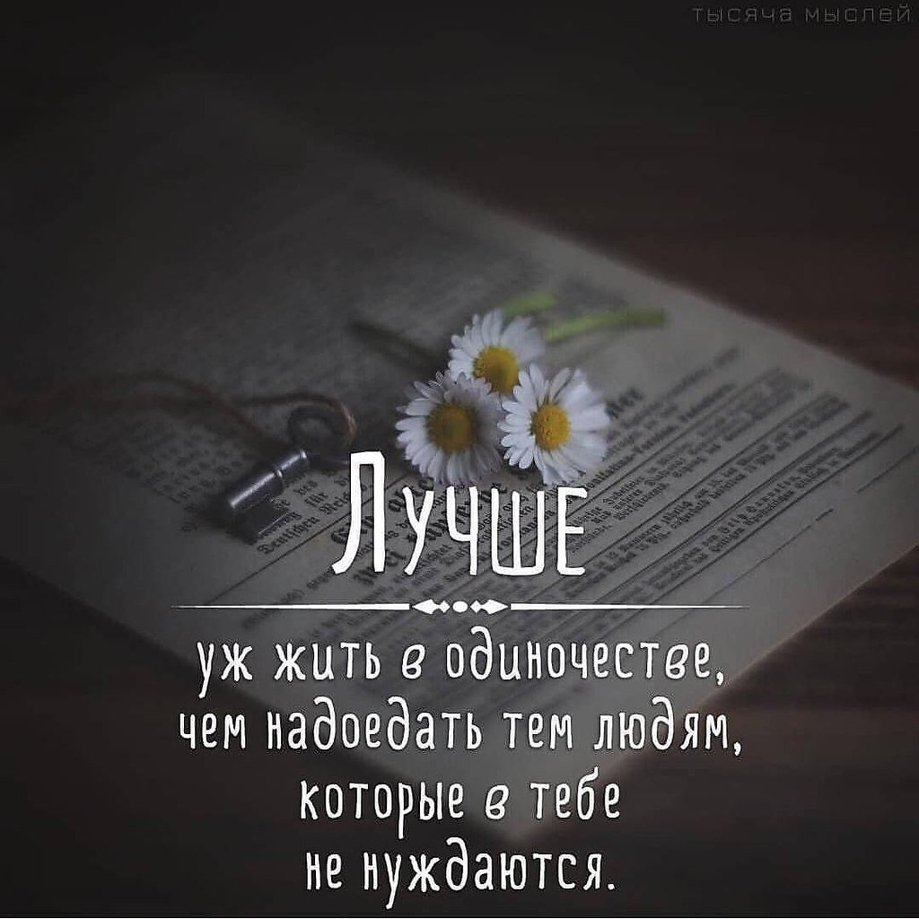 Девушка обнимает одеяло