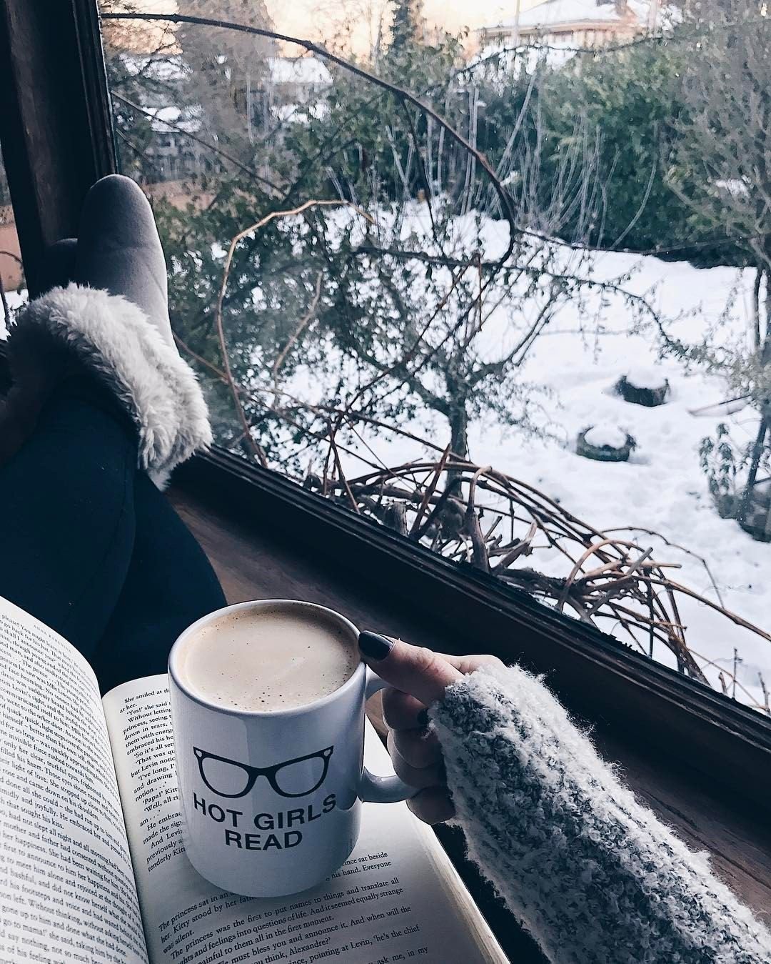 Девушка с кофе зимой