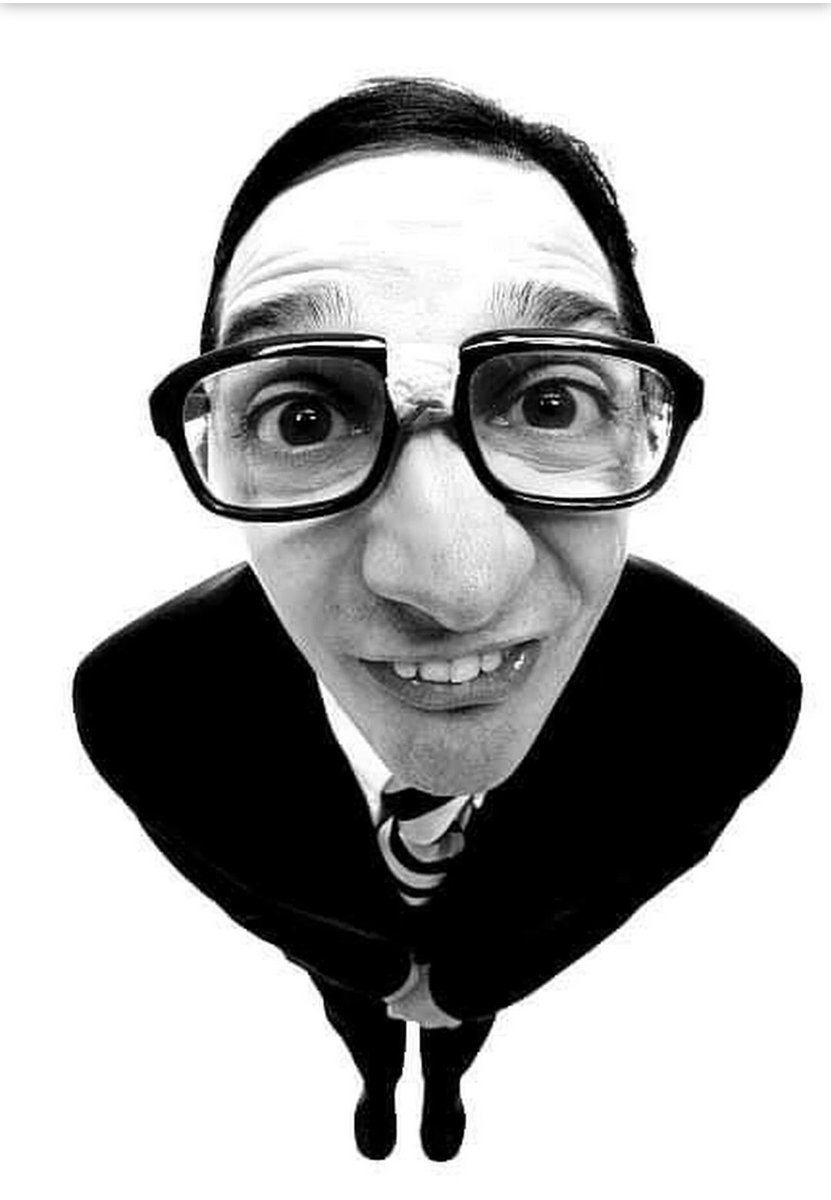 Очкастый парень