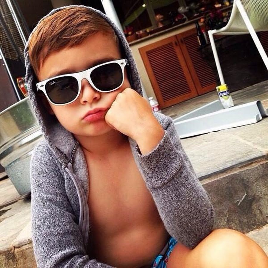 Крутой мальчик в очках