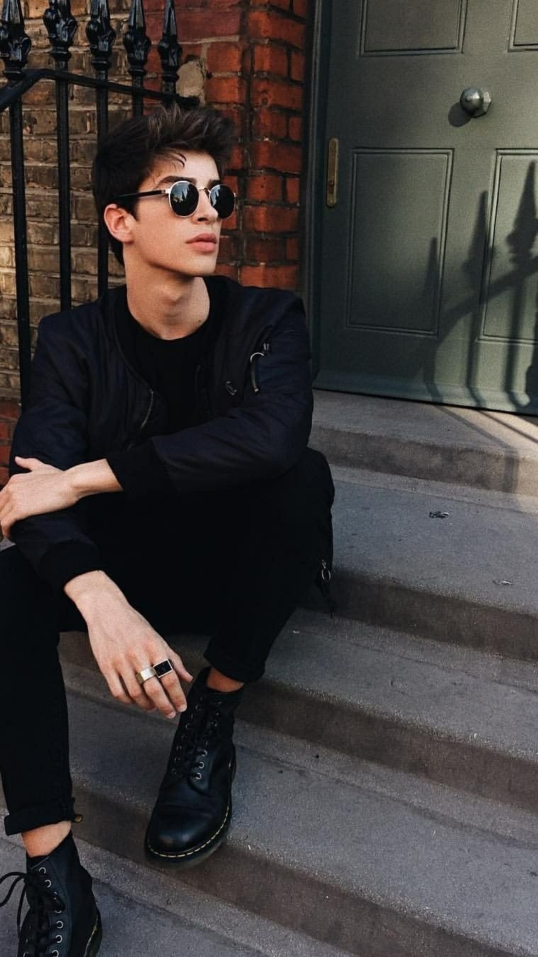 Ману Риос в профиль