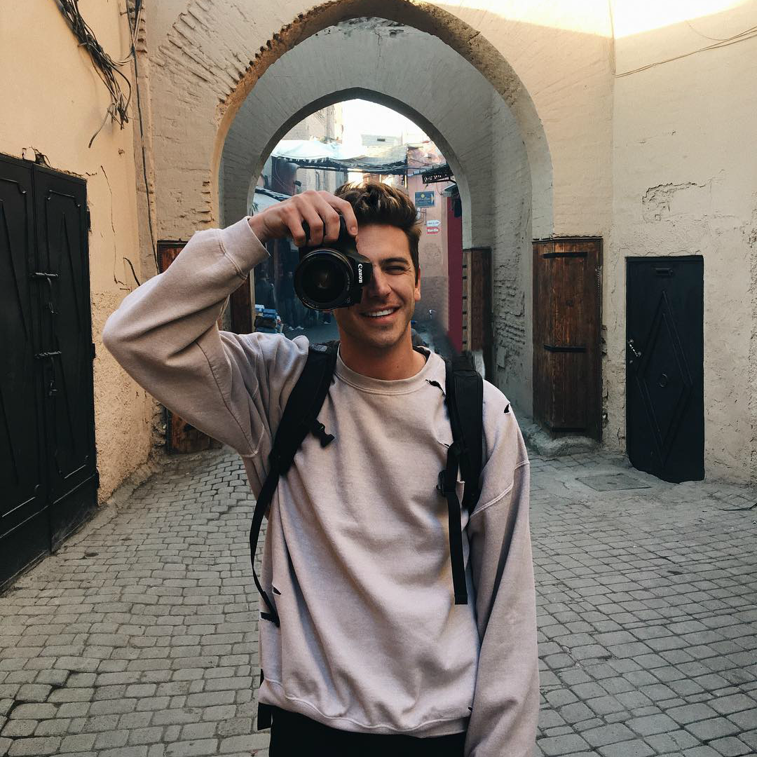 Парни фотографируются