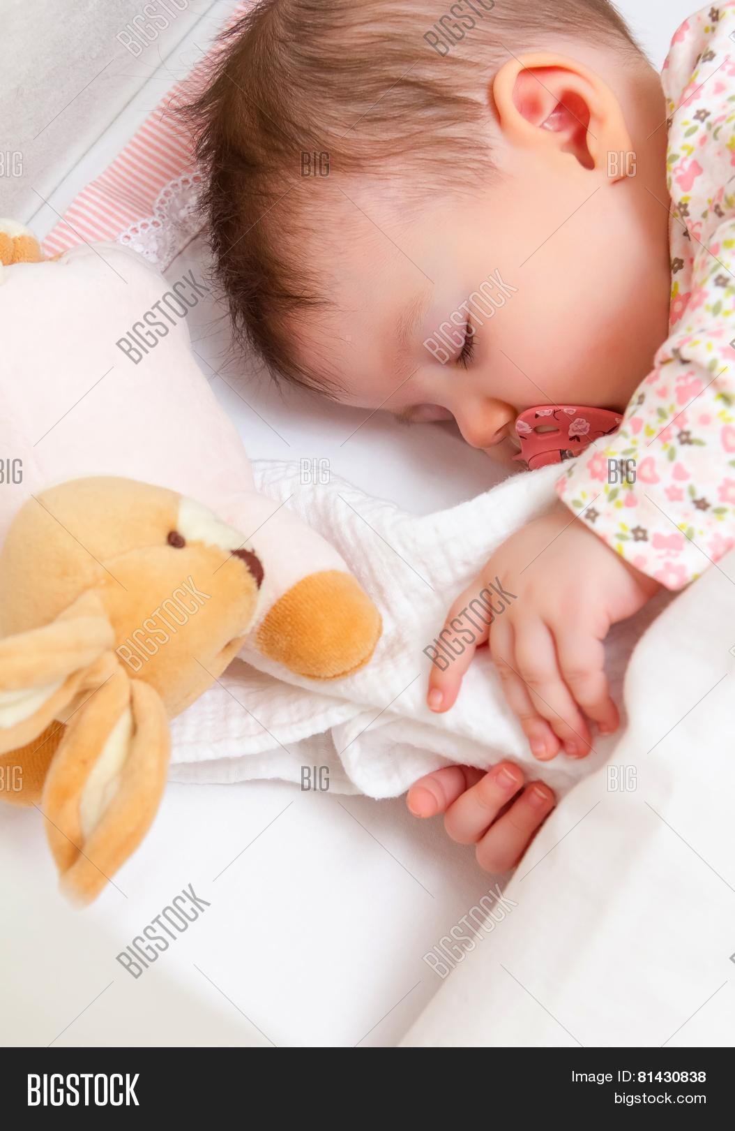 Ребенок спит в кроватке