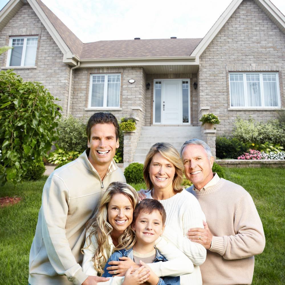 Семья на фоне дома