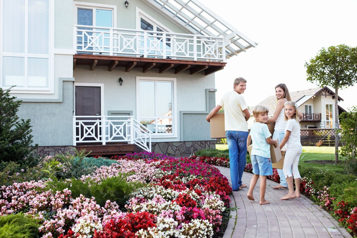 Семья возле коттеджа