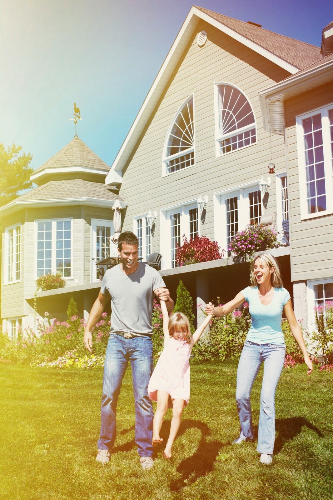 Семья в загородном доме