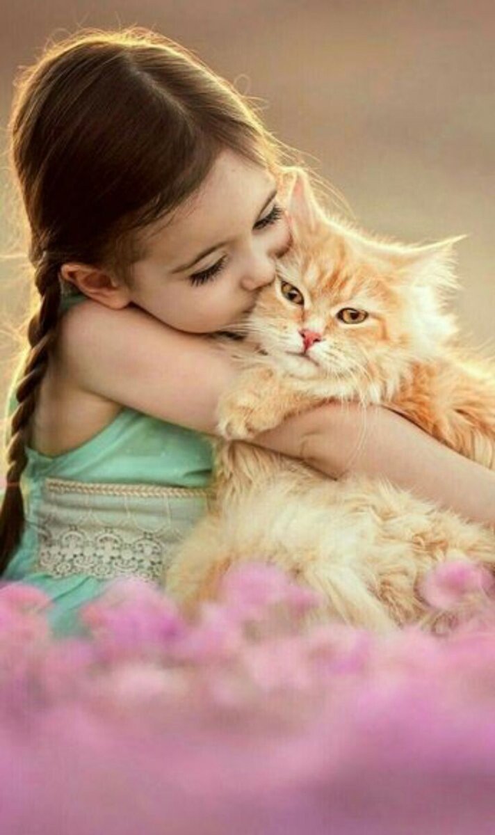 Девочка обнимает кота