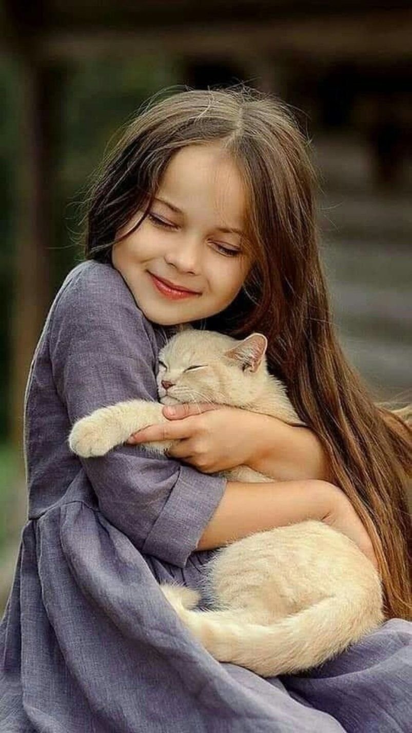 Девочка с котятами