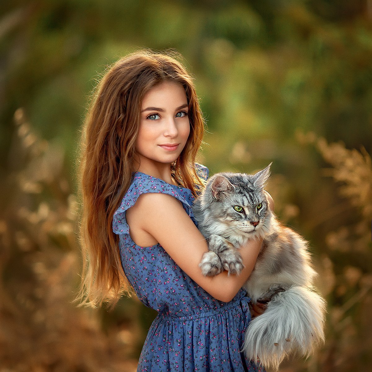 Красивая девушка с кошкой