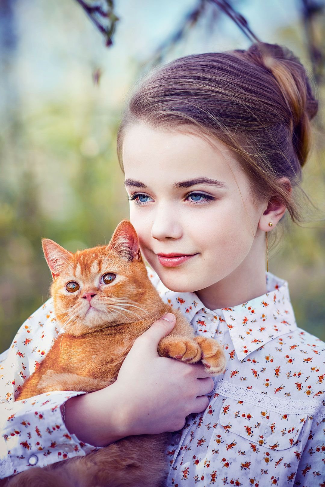 Девочка с котятами