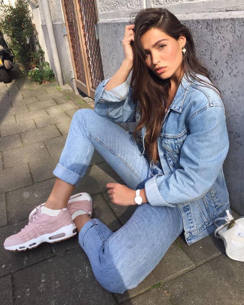 Девушка в джинскх и кравоках