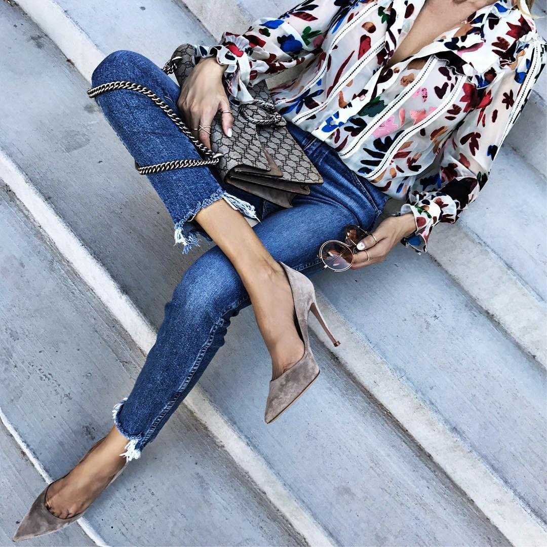 Стильная девушка в джинсах