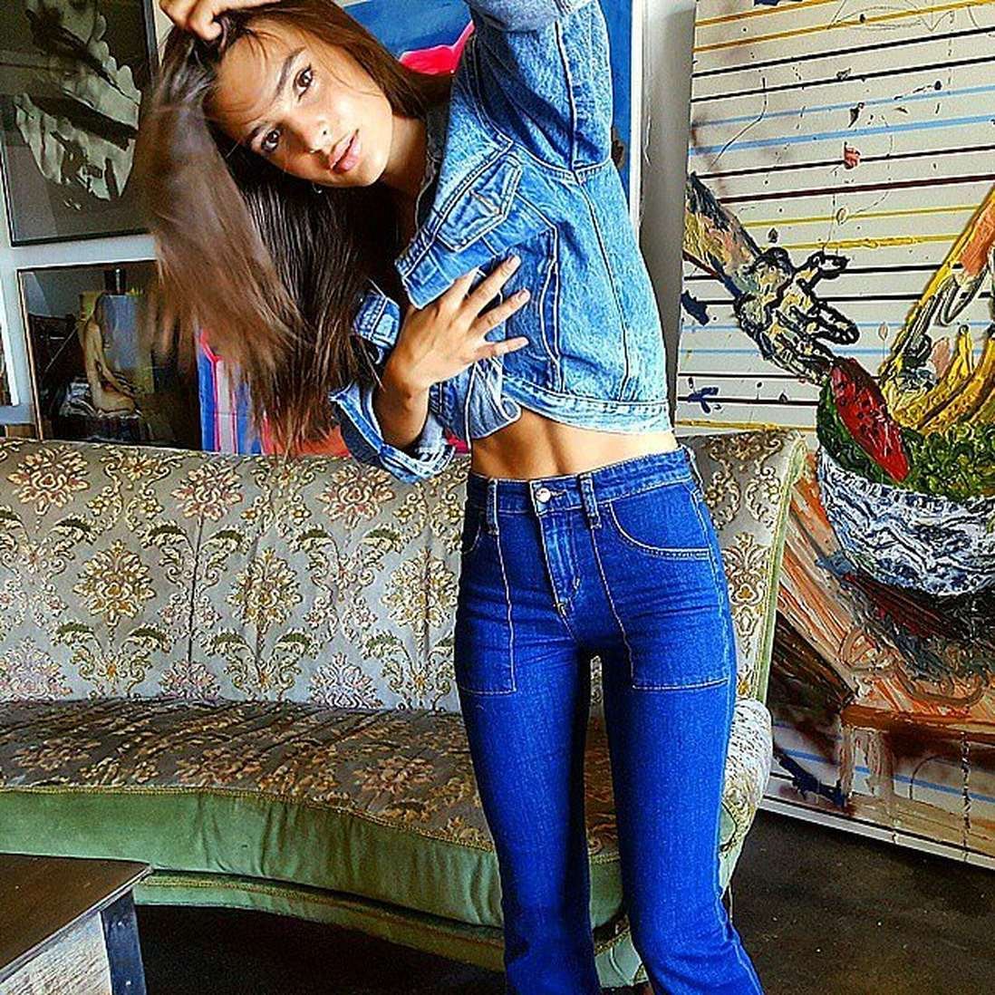 Эмили Ратажковски фото в джинсах